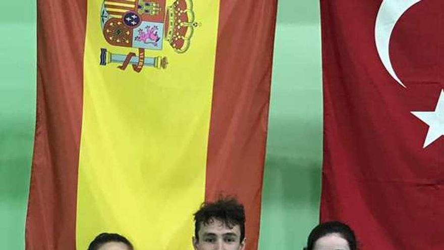 Ana Setién, Jacobo Fernández y Lucía Rodríguez, con las medallas. //FdV