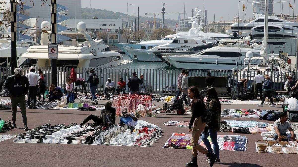 ’Top manta’ en el Port Vell de Barcelona, este sábado.