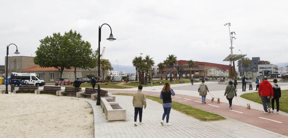 Los menores salen a la calle con juguetes, pelotas, patinetes, peluches y mascarillas después de 42 días de confinamiento - Los padres celebran el final del largo encierro en sus casas.