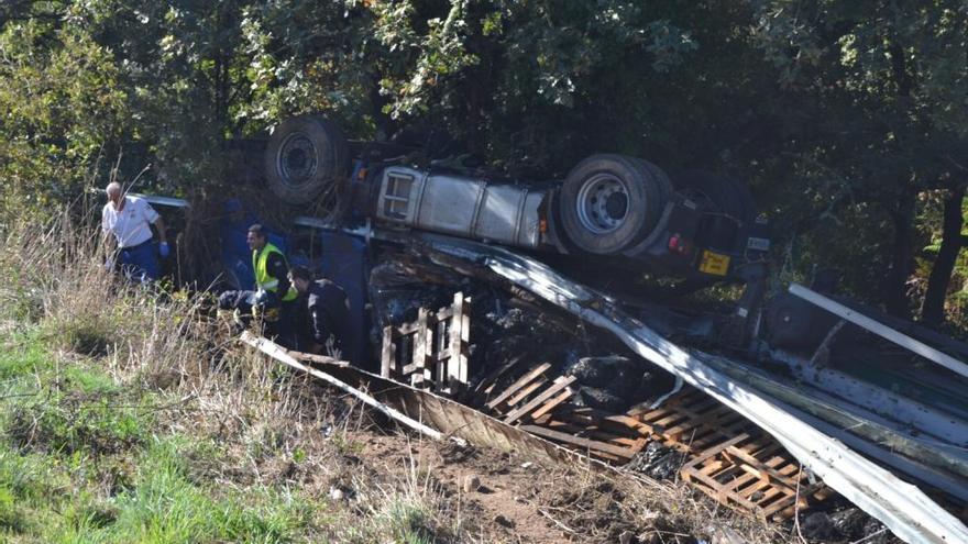 El camión, despeñado en un lateral de la N-525. // FdV