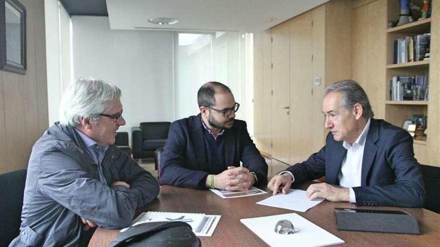 Reunión de Suárez Costa con Juan Manuel Corbacho. // S.A.