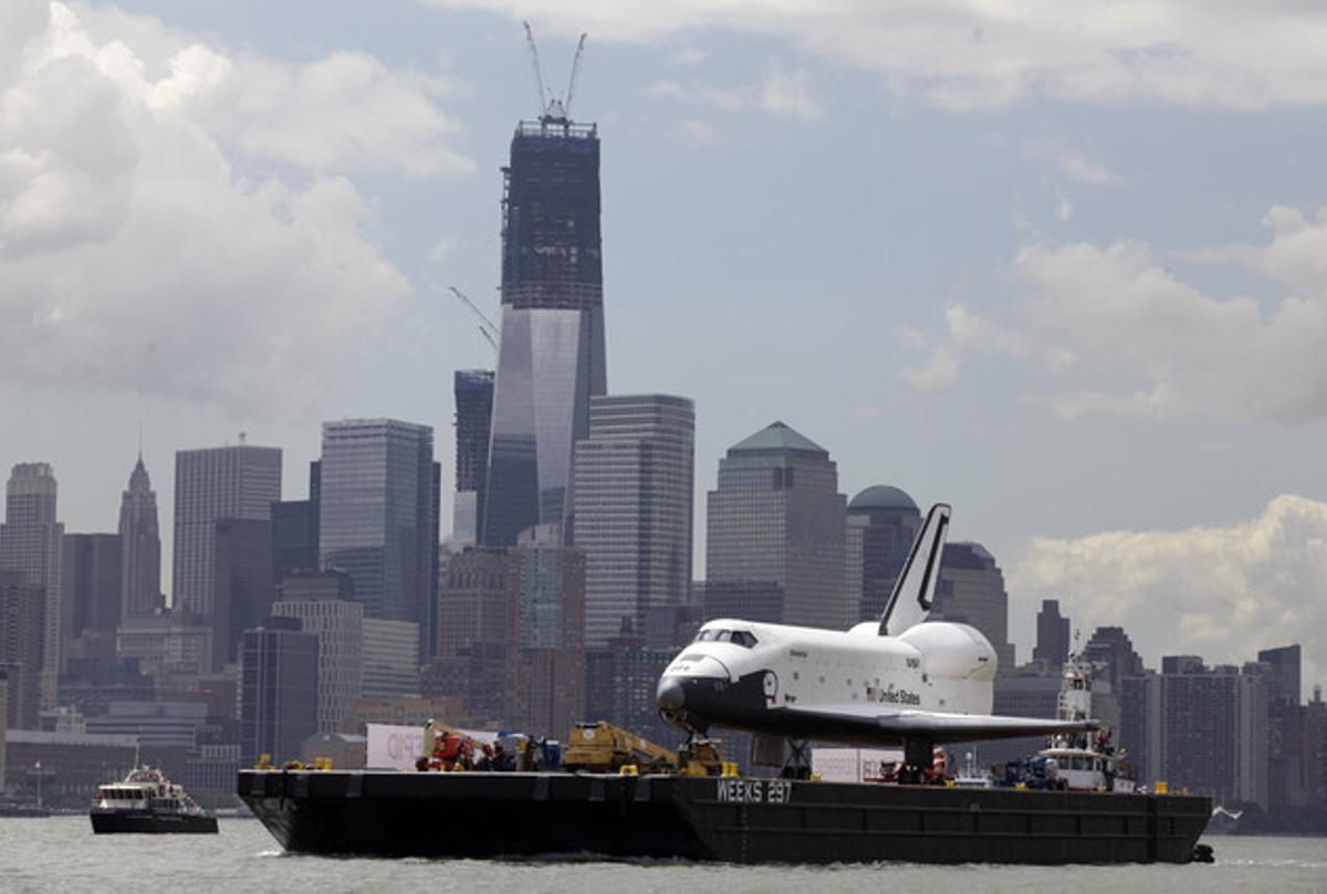 El transbordador espacial Enterprise navega pel riu Hudson al passar pel baix Manhattan presidit per l’One World Trade Center.