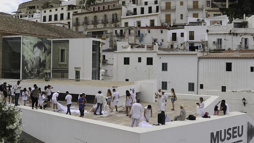 &#039;Performance&#039; de la Escola d&#039;Art en la sede del MACE, en Dalt Vila, realizada en 2017, años después de haber finalizado las obras de ampliación del museo.