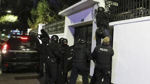 Policía ecuatoriana irrumpen en la Embajada de México para detener al exvicepresidente Jorge Glas