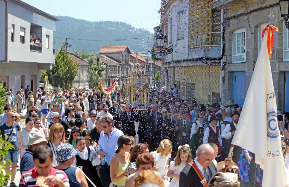 Miles de personas abarrotan las calles de la villa del Tea para disfrutar del Corpus y de las alfombras florales.