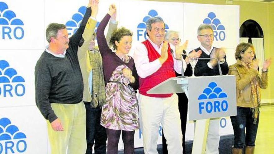 Francisco Álvarez-Cascos, con los candidatos de la circunscripción oriental, ayer en Llanes.