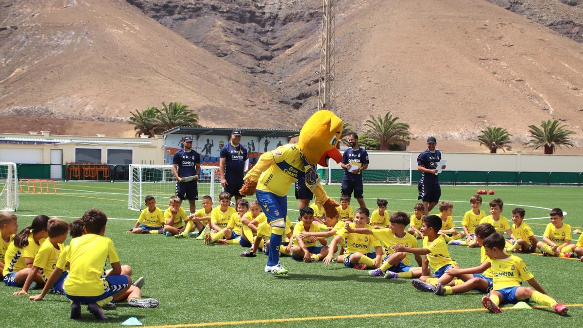 Noventa chicos disfrutan de la experiencia del Campus de la UD Las Palmas en Yaiza