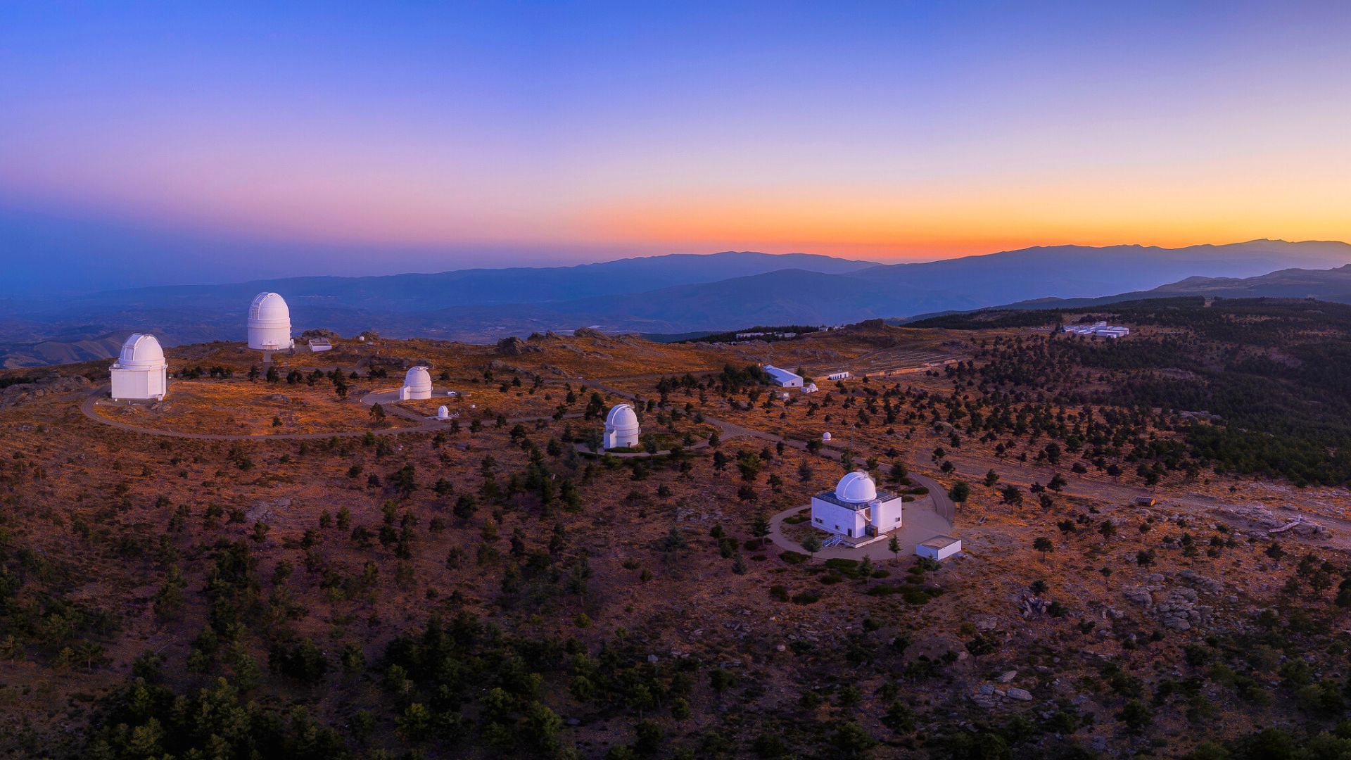 Sobre él descansa el mayor observatorio astronómico de Europa a más de 2.168 metros de altura