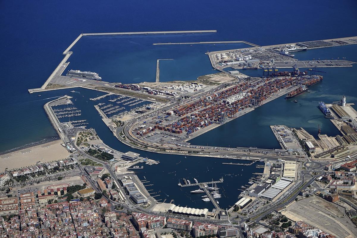 Vista aérea del puerto de València, con el dique de abrigo de la ampliación norte en la parte superior de la imagen.