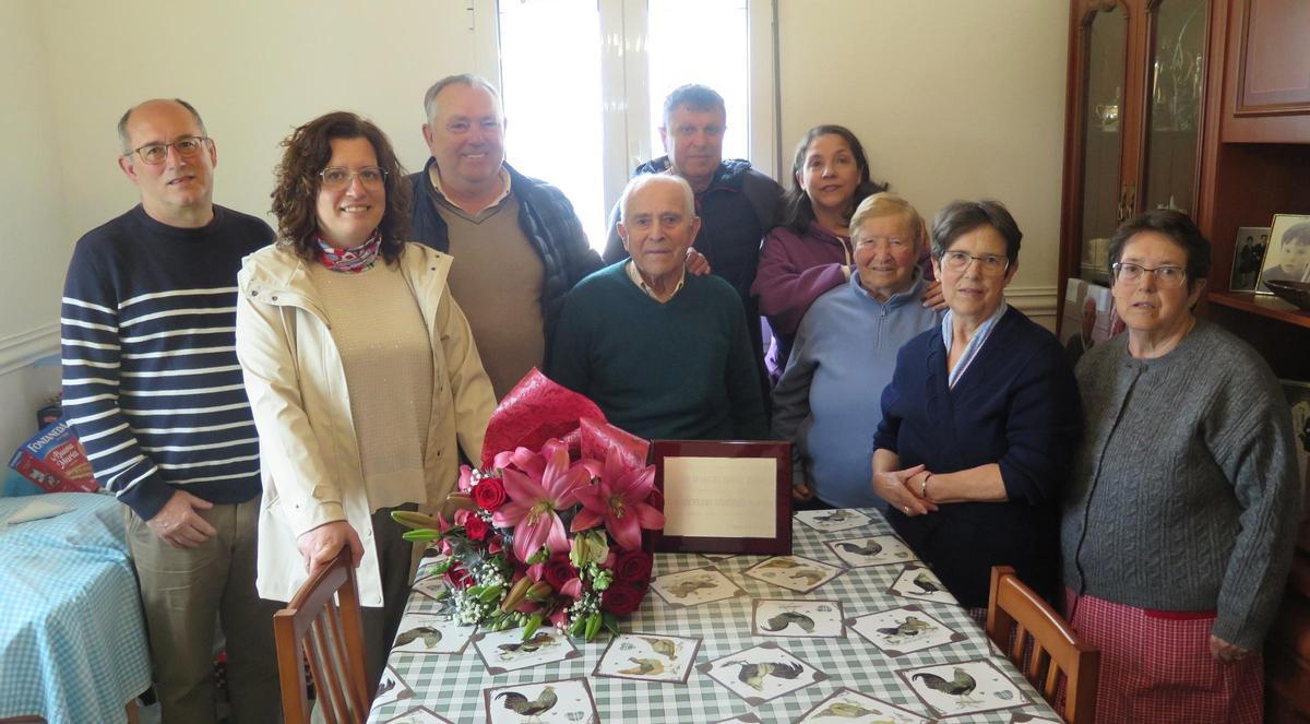 Marcelino, co alcalde, dous edís e os seus familiares celebrando os 101 anos.