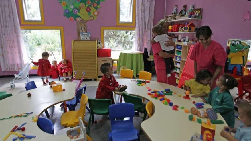 Varios niños y sus monitoras en una escuela infantil de Galicia. jesús regal