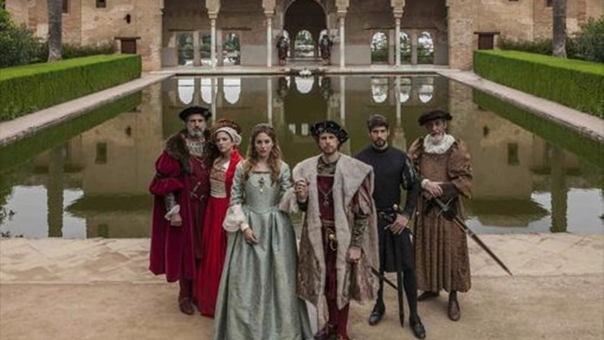 El elenco de la serie, con Álvaro Cervantes y Blanca Suárez al frente.