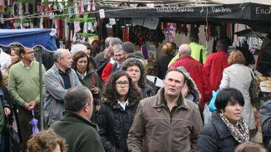 La &quot;Feira dos Santos&quot; lusa de Valença mantiene sus numerosos fieles españoles