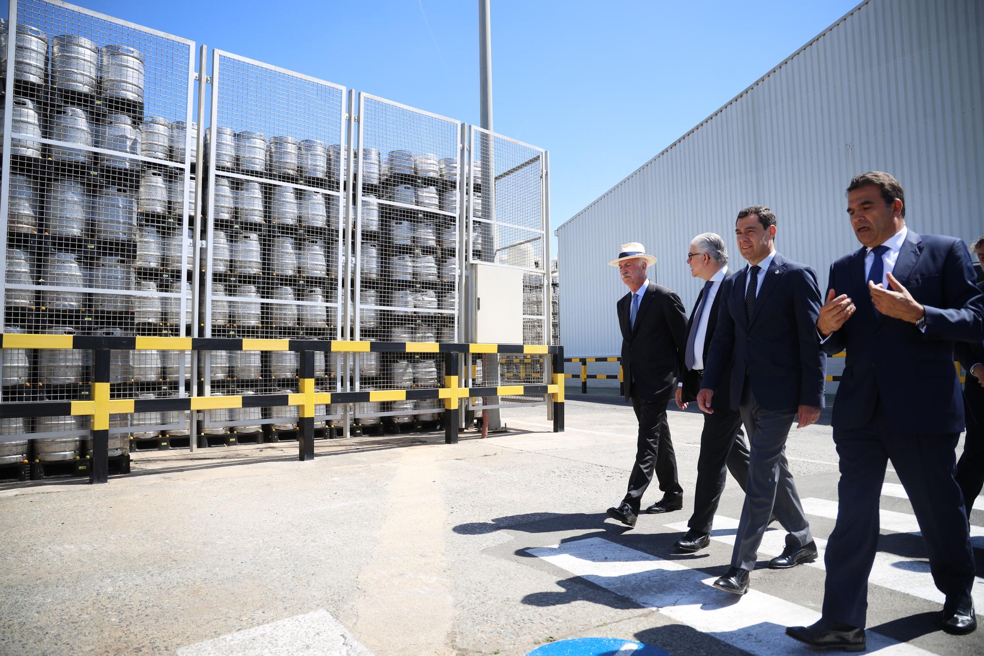 El presidente de la Junta de Andalucía, Juanma Moreno, visita la fábrica de San Miguel en Málaga