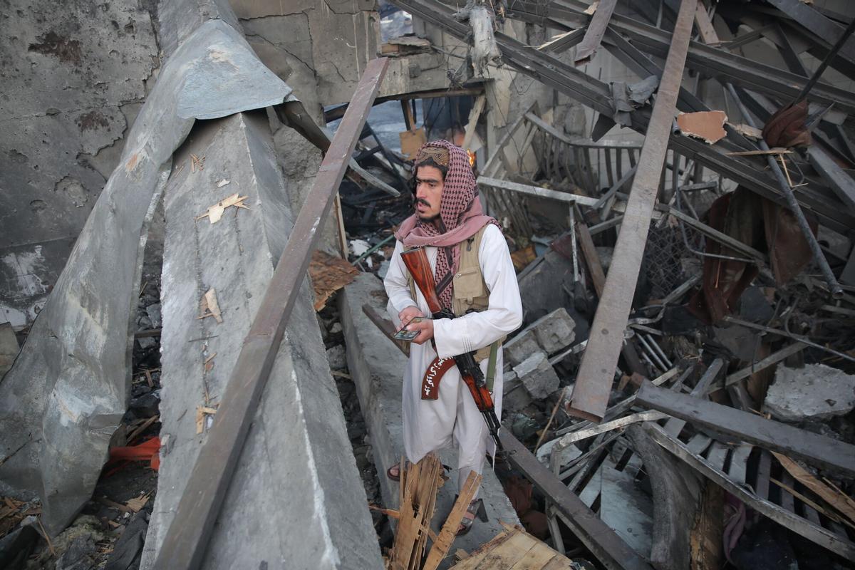 Las víctimas de los presuntos ataques aéreos pakistaníes en Kabul son evacuadas.