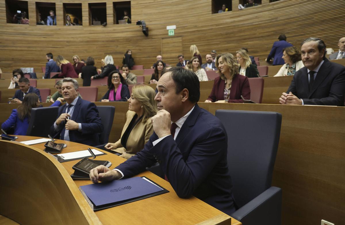 VALENCIA. VLC. Acto de investidura en Les Corts de Perez Llorca. Mazón en su nuevo asiento en la última fila del hemiciclo