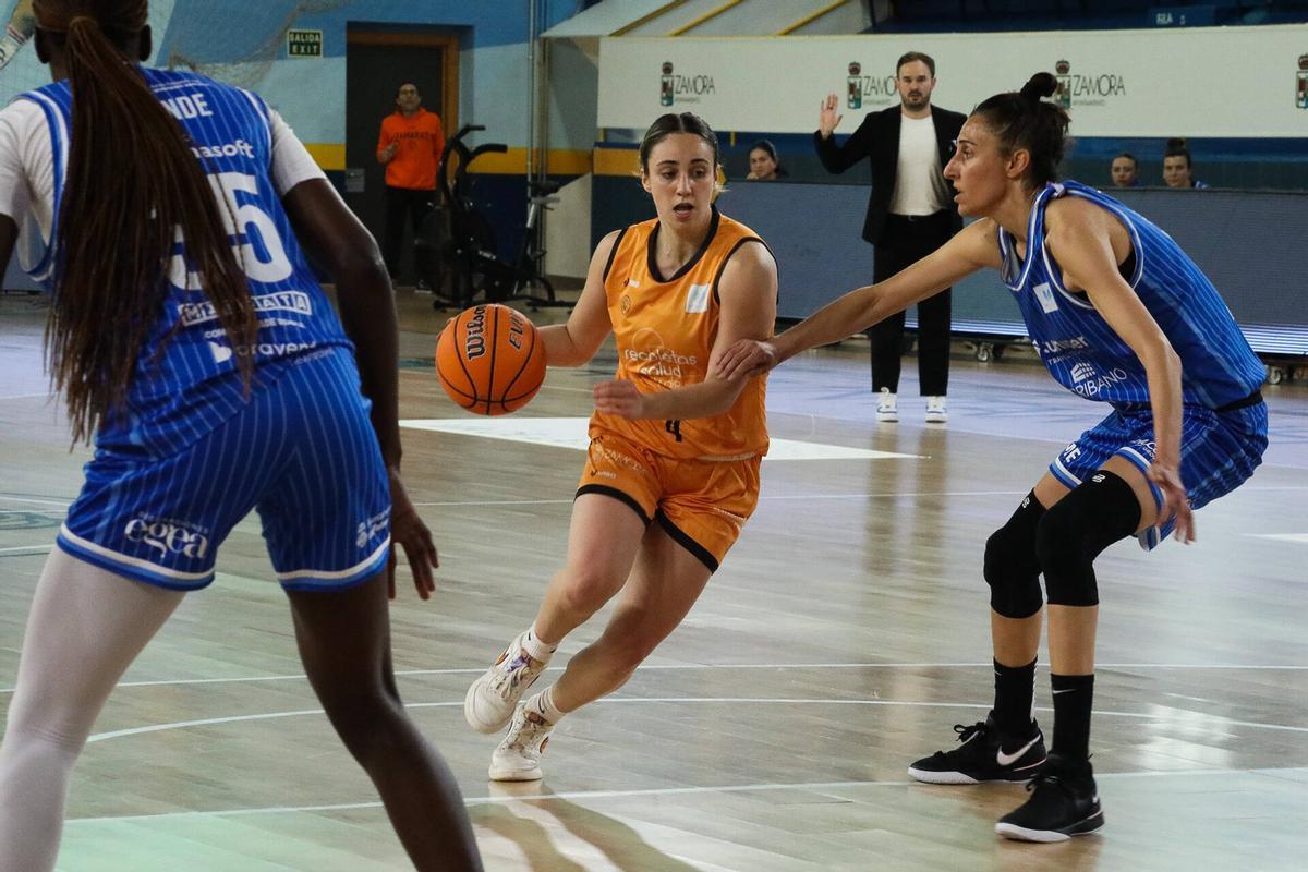 Florencia Niski encara a Alba Torrens