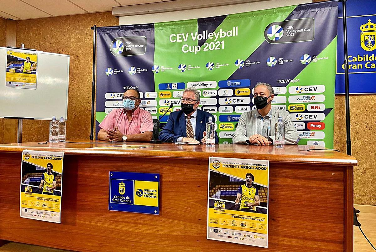 De izquierda a derecha, Miguel Ángel Hernández, Juan Ruiz y Francisco Castellano, durante la presentación del abono. | | LP/DLP