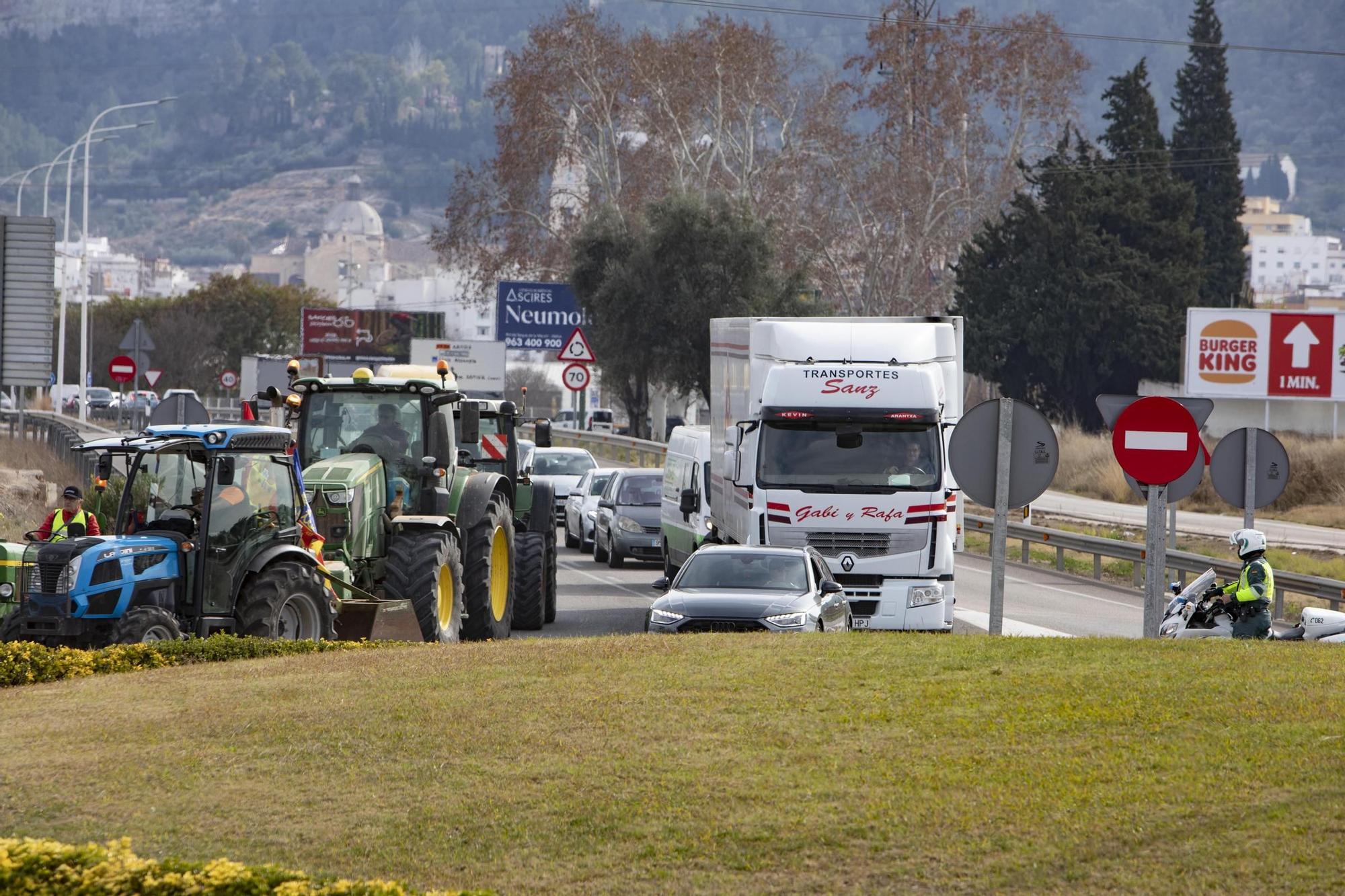 La tractorada por la crisis del campo se hace visible en Xàtiva