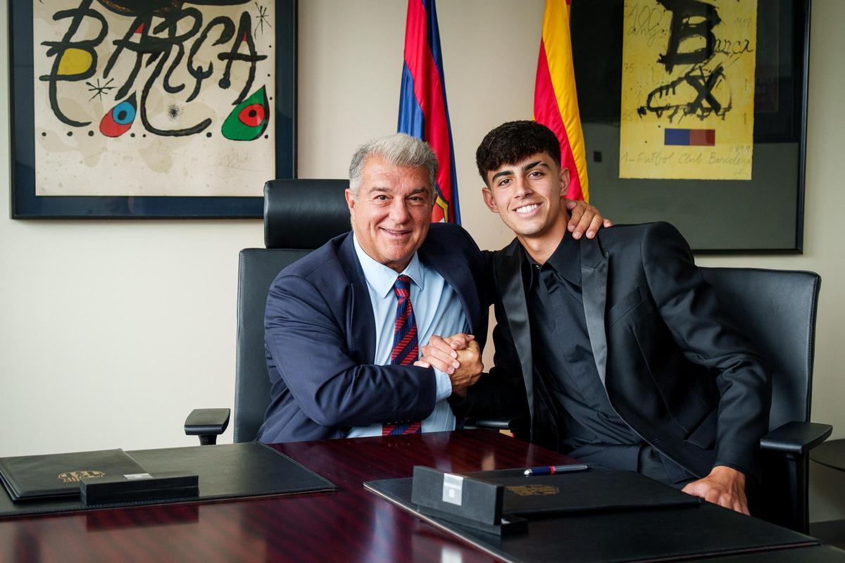 Joan Laporta y Marc Bernal, tras firmar el nuevo contrato.