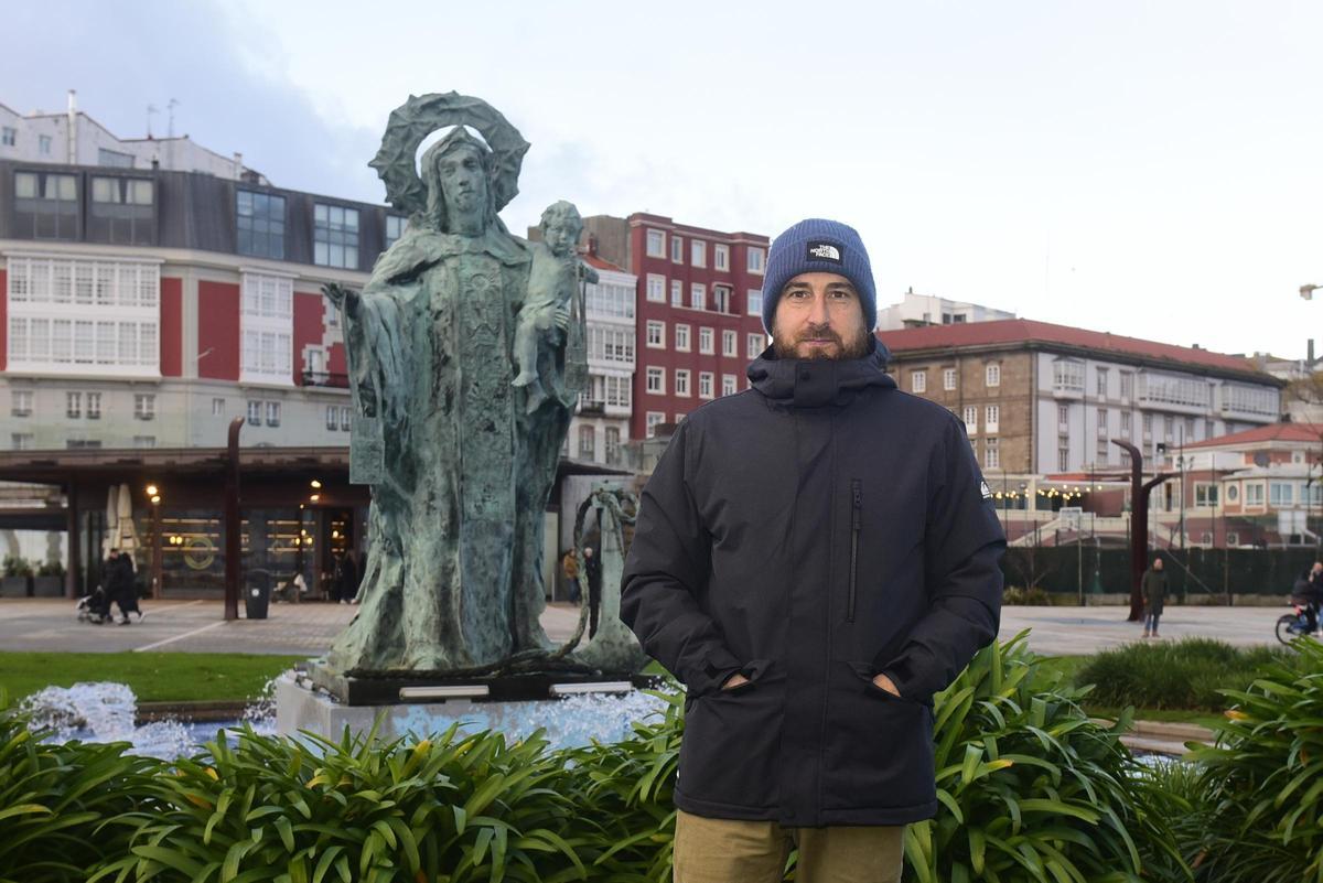 O patrón maior da Confraría de Pescadores e Mariscadores da Coruña, Javier Mariñas, ante a estatua da Virxe do Carme no Parrote.