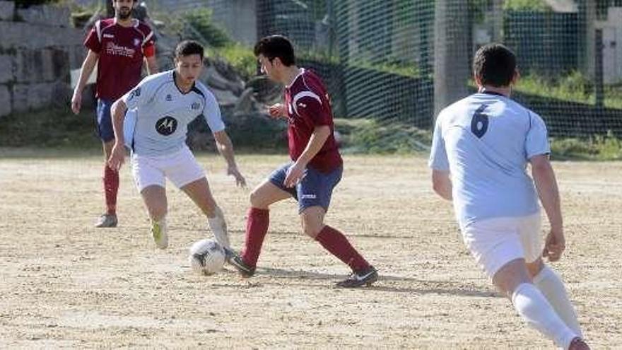 Un momento del partido de ayer en Vilaboa. // Noé Parga