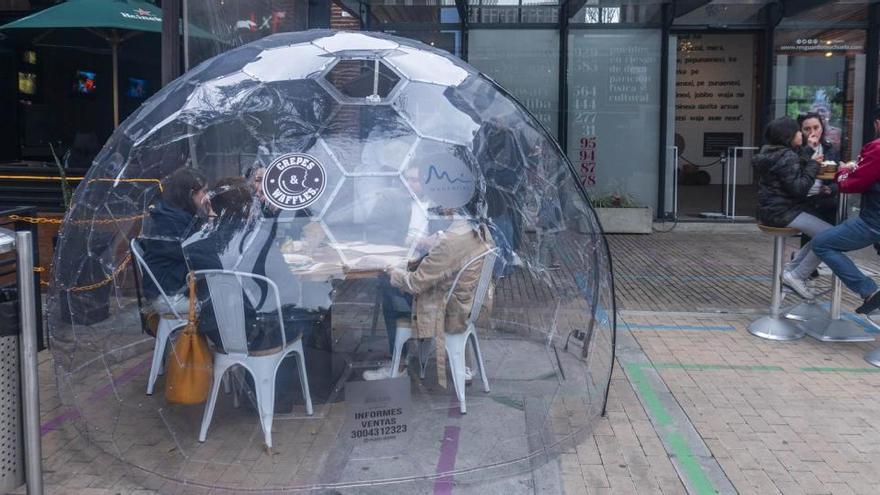 Personas comiendo en un restaurante de Bogotá en plena pandemia del coronavirus.