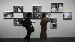 Primera gran exposición, en el Macba, de María Teresa Hincapié (1954-2008), fue una de las más destacadas artistas de performance y arte de acción de Colombia.