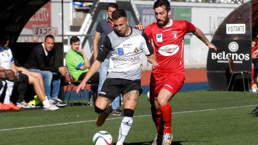 Juanín presiona al caudalista Iván Fernández durante el encuentro de la primera vuelta en Mieres.