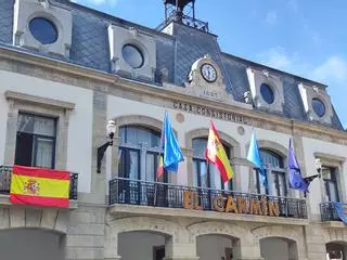 Siero pone una bandera de España extra en el balcón del Ayuntamiento como gesto de apoyo a la Selección ante la final del Mundial de fútbol
