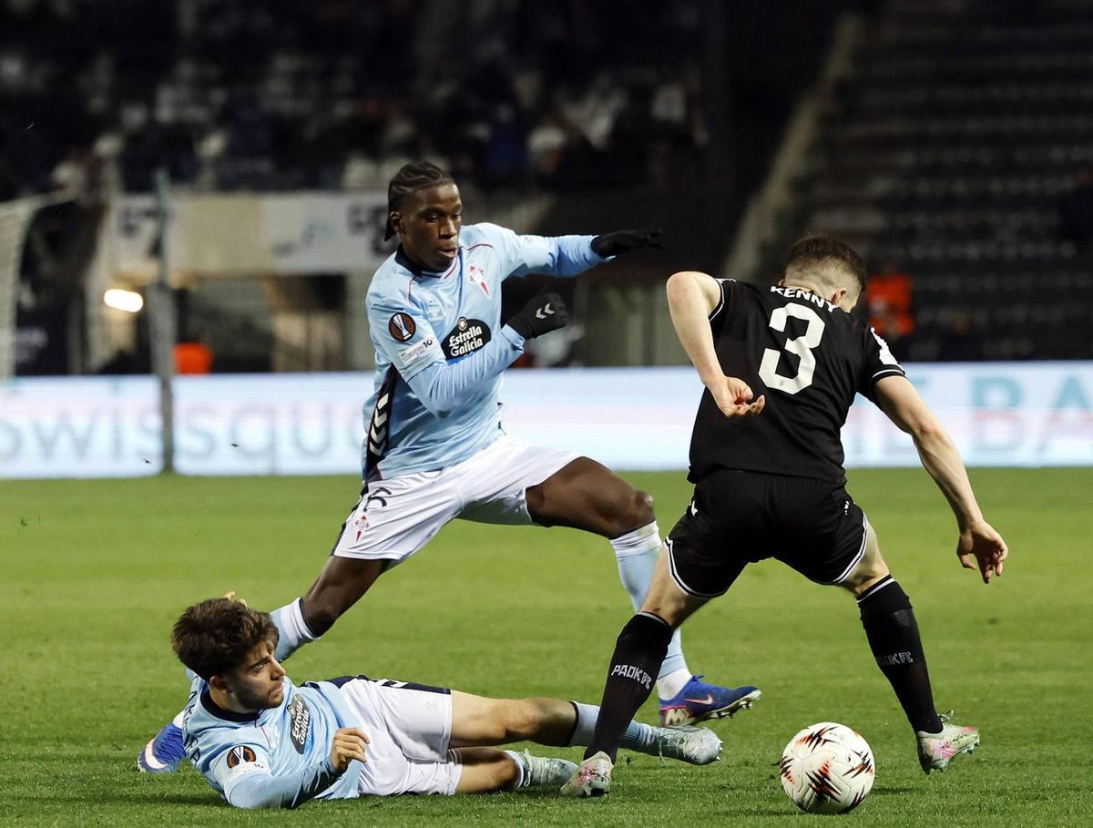 Carreira y Moriba pugnan por el balón con Kenny, lateral del PAOK, en el Toumba Stadium.