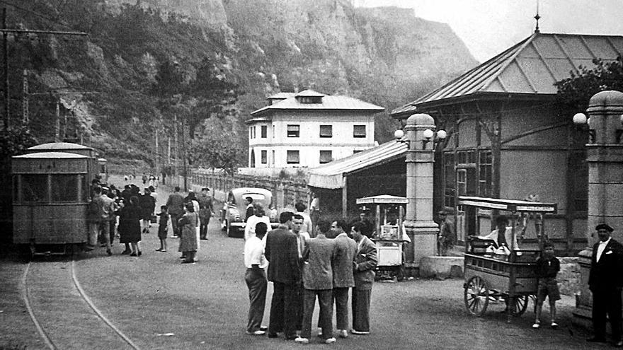 Pasajeros subiendo al tren en Salinas.