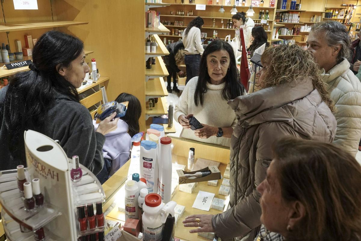 Últim dia d'obertura de la perfumeria Regina Últim dia d'obertura de la perfumeria Regina