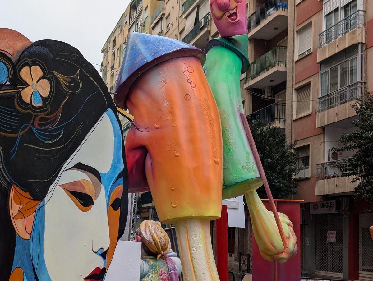 Desperfectos en la pintura de un ninot de Molin Claret.