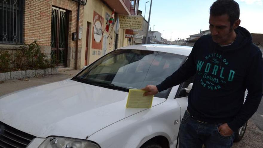 El conductor afectado, Oscar Vicente, junto a su vehículo.