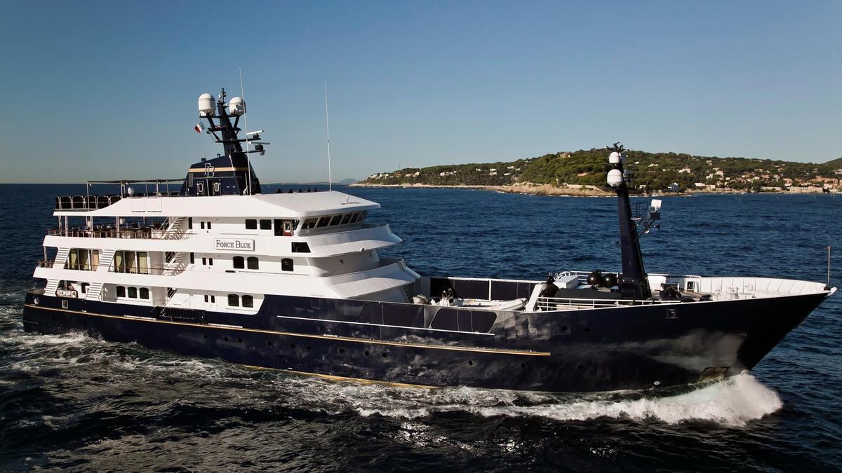 'Force Blue', el superyate ligado a la Fórmula 1 que fondea en aguas de Ibiza.