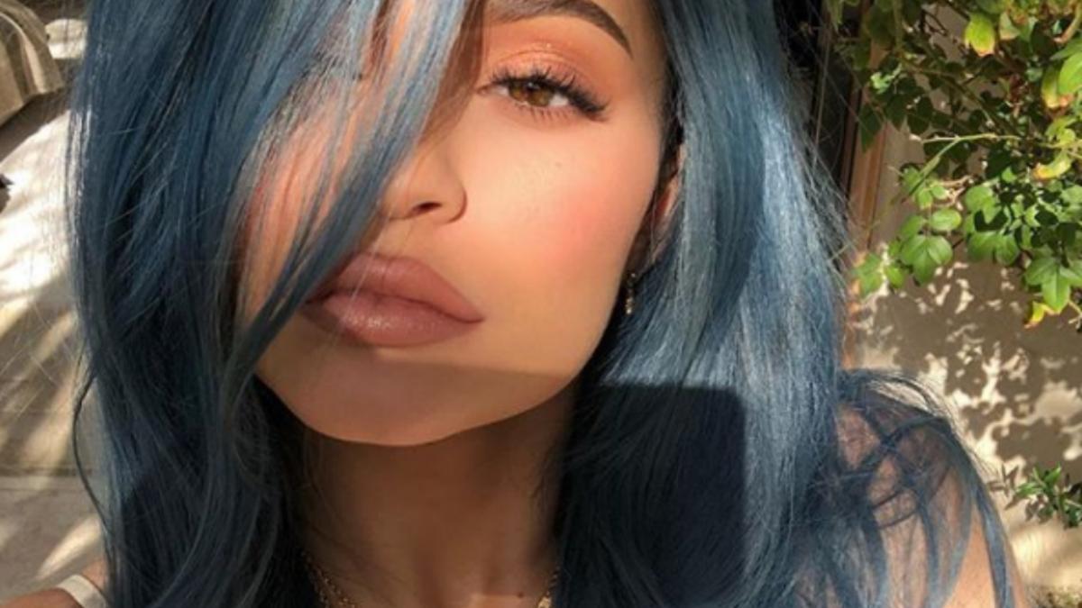 Kylie Jenner con peluca azul