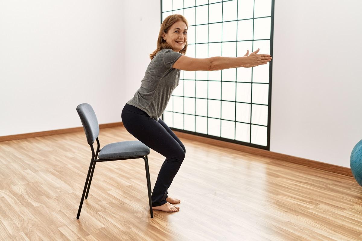 Hay ejercicios físicos que se pueden hacer sentados en una silla.