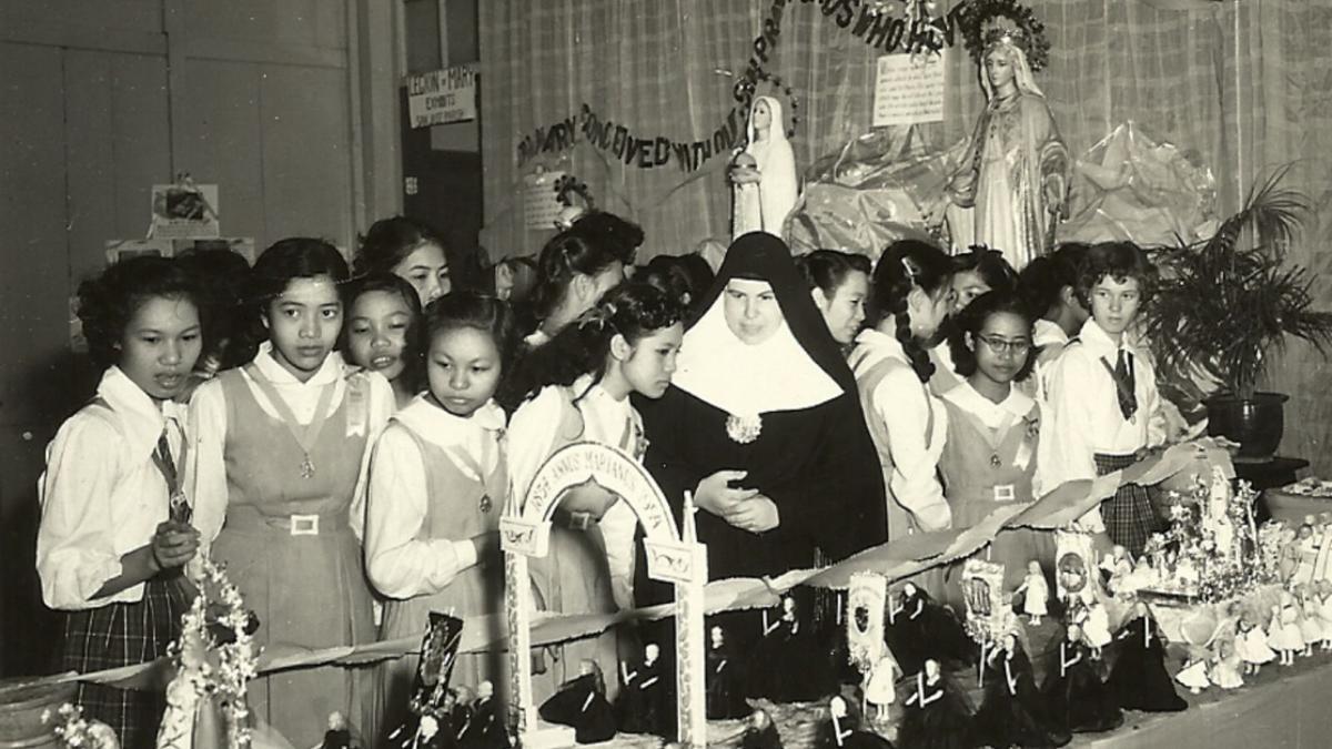 Con alumnas en Ilollo (Filipinas) en 1972