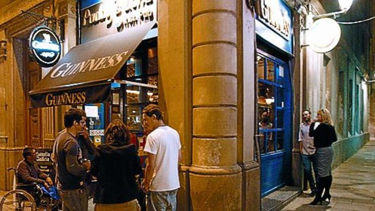 Fumadores a las puertas de un bar en el Born, en Barcelona.