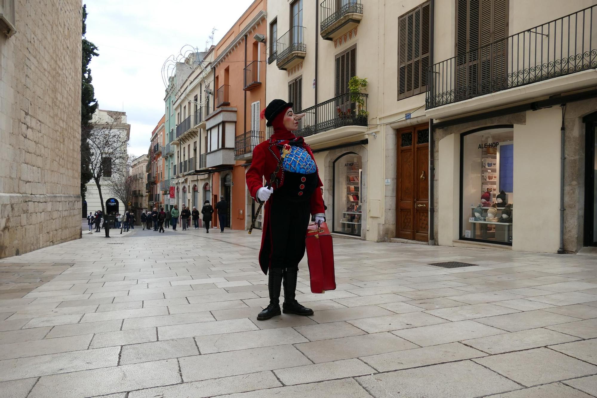 La Dona dels Nassos passeja pel centre de Figueres