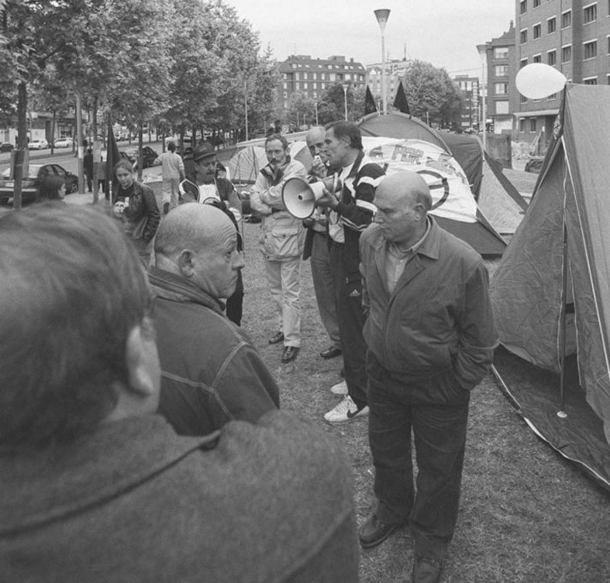 Por la izquierda, Juan Manuel Moreno, con el megáfono y, a su lado, Armando Nosti y Paulino Tuñón, durante la acampada en El Arbeyal en mayo de 2003; una asamblea de vecinos en el Ateneo Obrero ese mismo año; y una fiesta en defensa del valle de Jove en El Lauredal en mayo de 2002. | LNE
