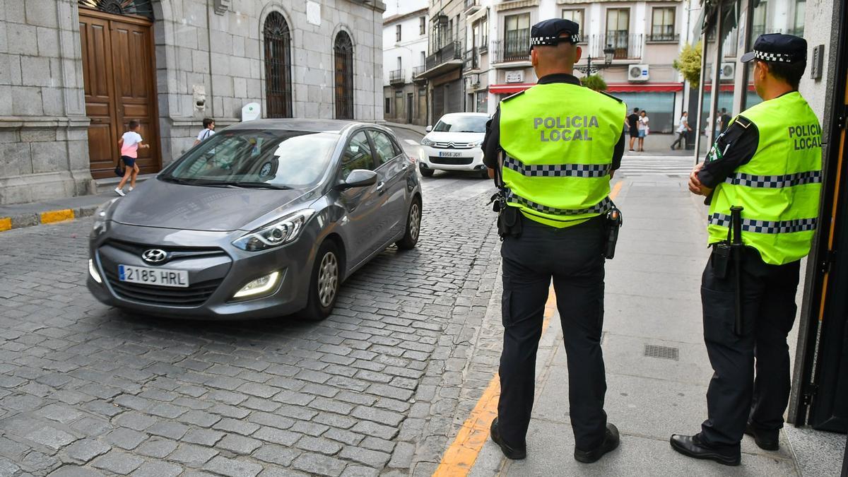 Imagen de archivo de dos agentes de la Policía Local de Pozoblanco.