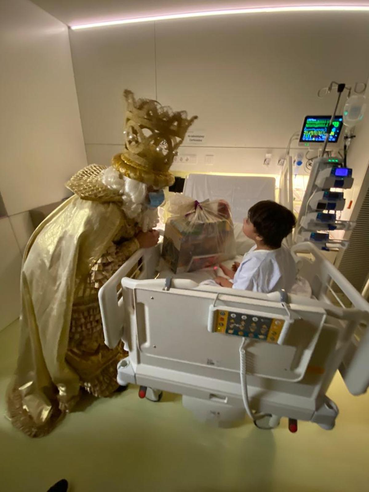 Los Reyes Magos reparten juguetes en el Hospital Sant Joan de Déu, en 2023.