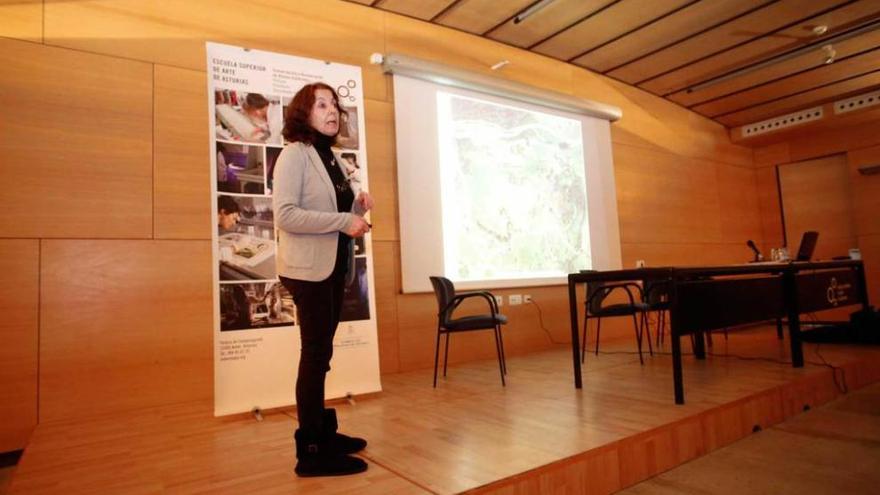 Concha Cirujano, ayer, durante su exposición en el palacio de Camposagrado.