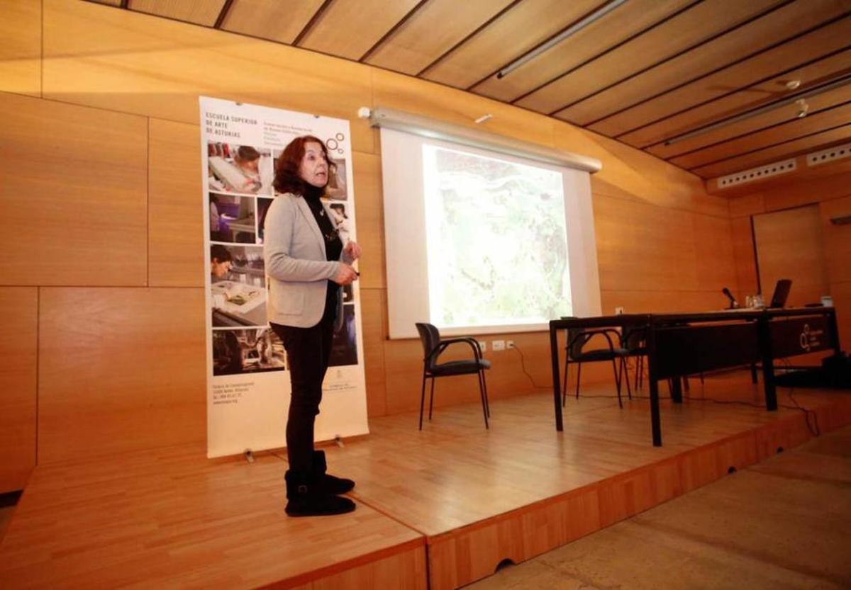 Concha Cirujano, ayer, durante su exposición en el palacio de Camposagrado.