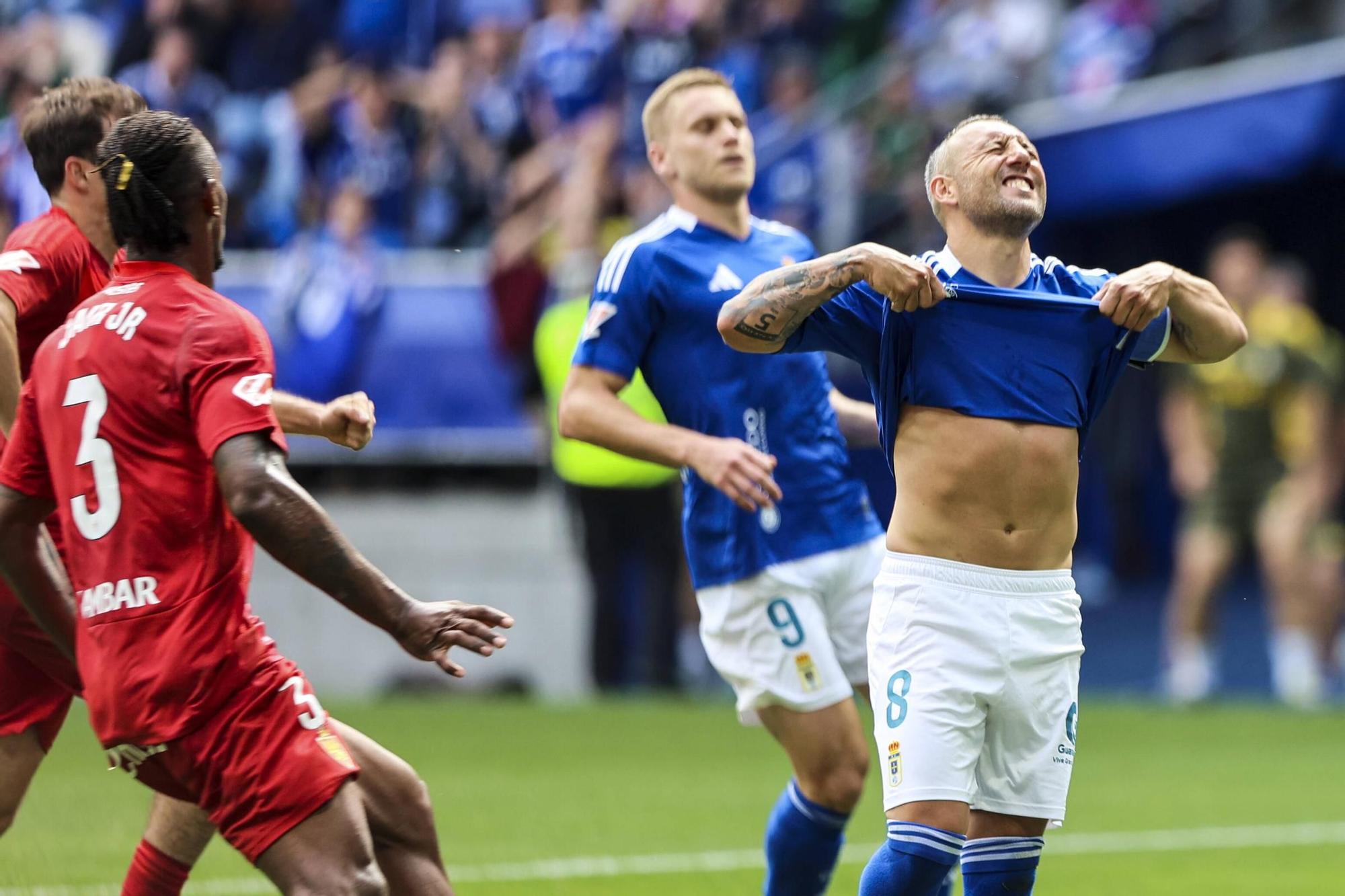 EN IMÁGENES: Ambientazo en la valiosa victoria del Oviedo contra el Zaragoza