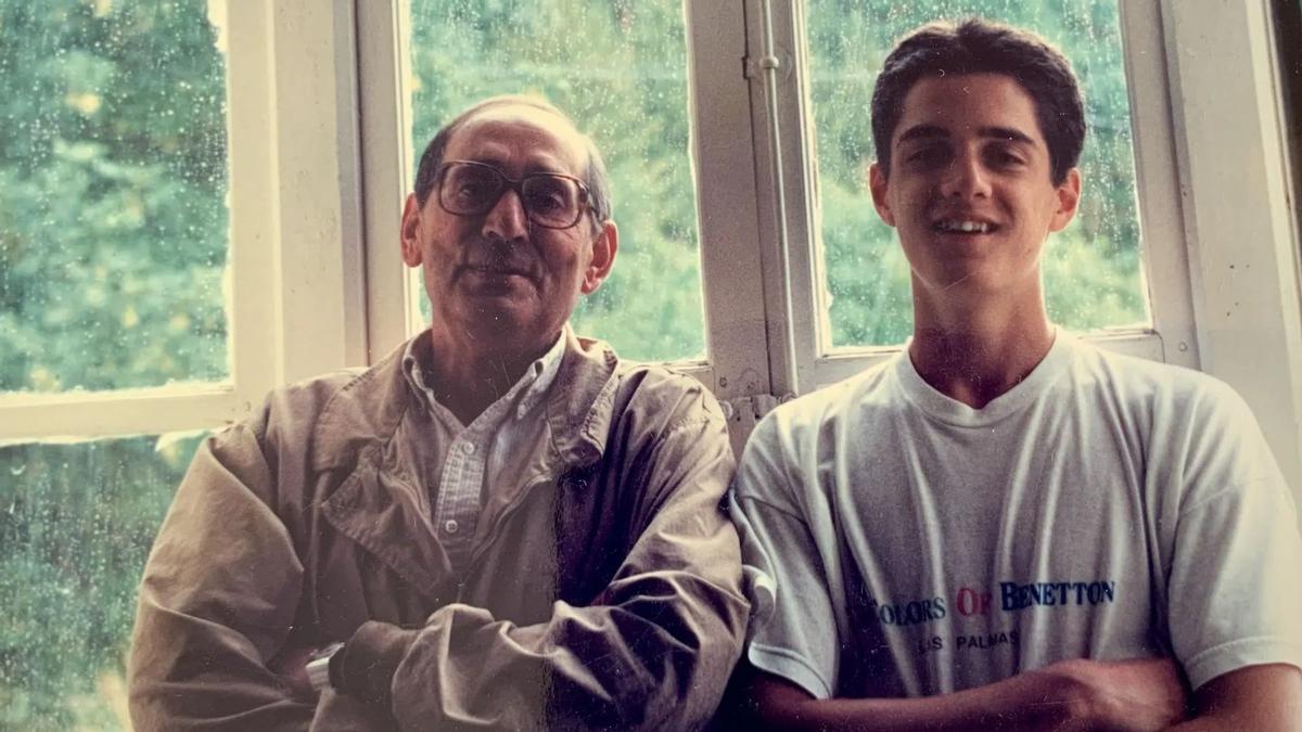 Miguel Delibes con su nieto Germán, que presentará su libro 'El abuelo Delibes' en Vall de Almonacid.