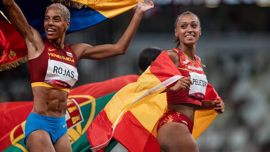 Ana Peleteiro, bronce en la final de triple salto de atletismo, celebra la medalla junto a Yulimar Rojas (oro).