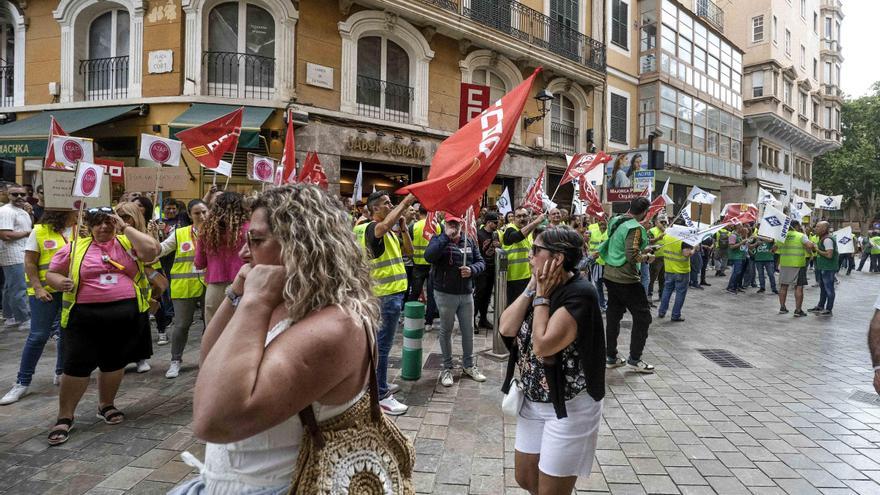 Numerosa protesta de la Policía Local de Palma en Cort para reclamar un nuevo Plan de Ordenación de la plantilla